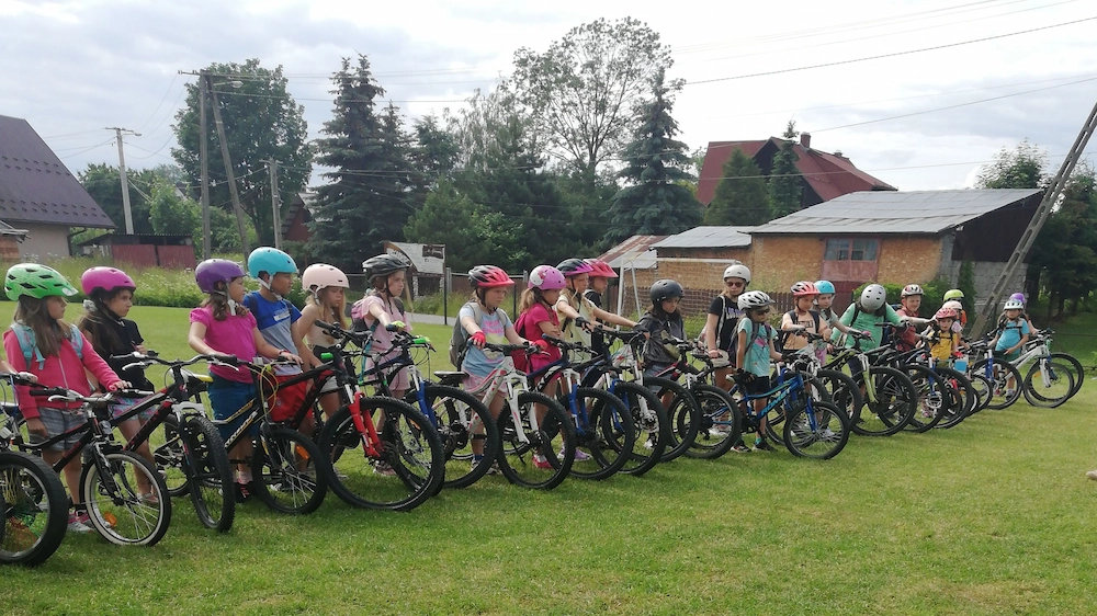 Dzieci na rowerach podczas zajec terenowych