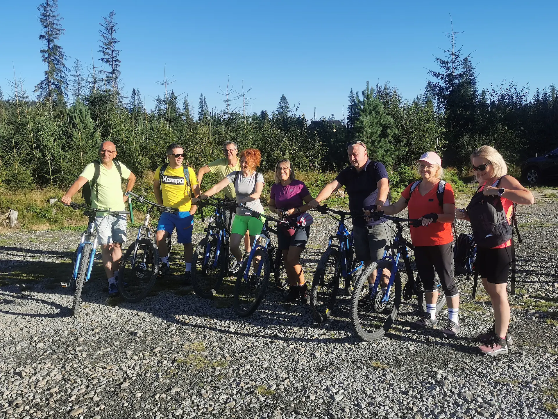 Klienci wypozyczalni rowerow podczas wycieczki w Dolinie Chocholowskiej