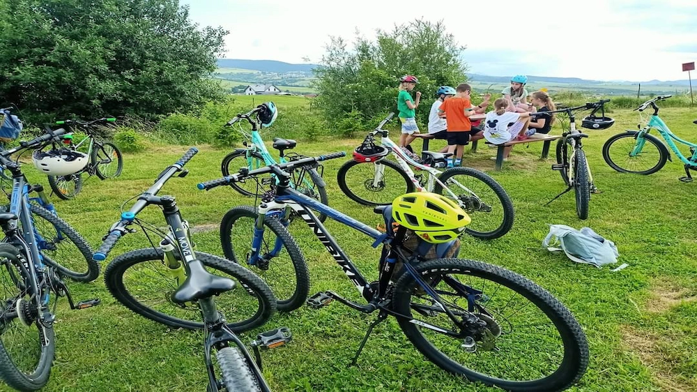 Mlodziez na rowerach podczas postoju