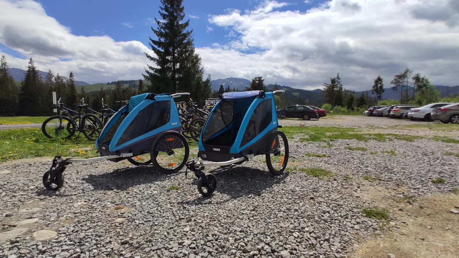 Przyczepki rowerowe Thule na postoju