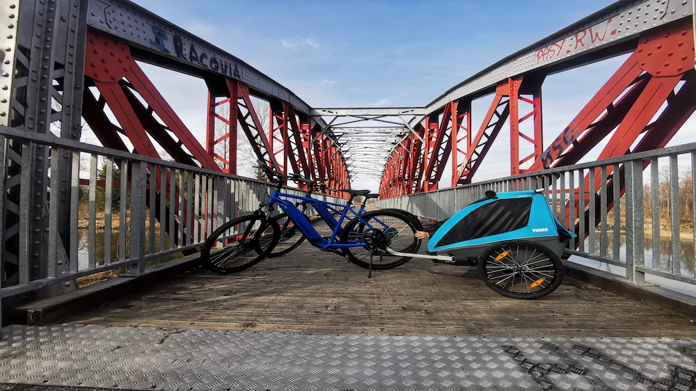 Rower elektryczny i przyczepka przed wypozyczalnia