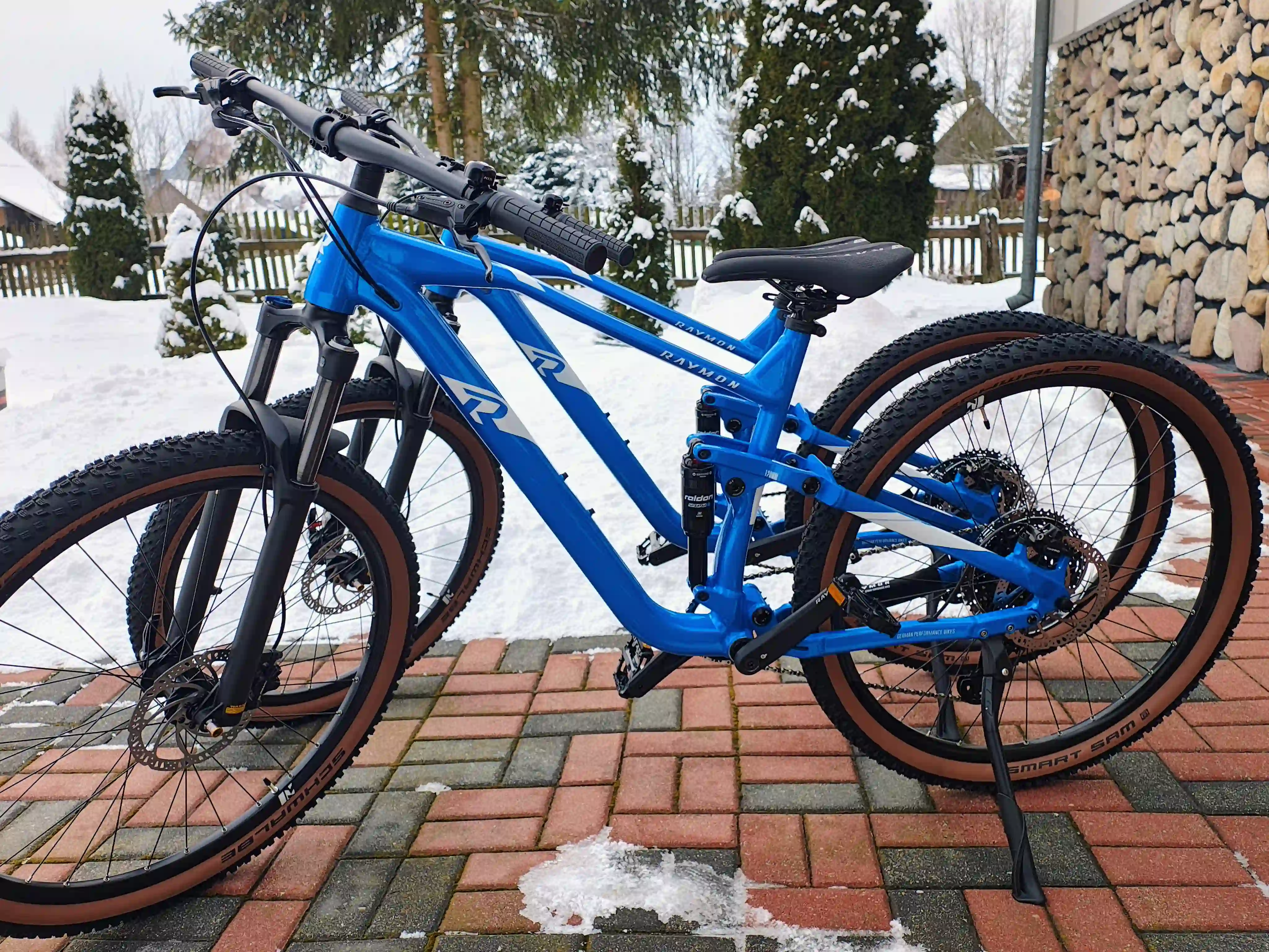 Czarne rowery gorskie na terenie wypozyczalni