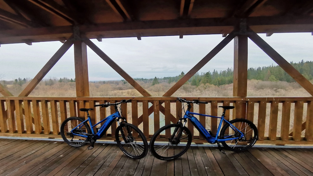 Rowery na trasie z widokiem na Tatry