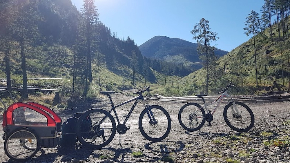 Rowery na mostku podczas wycieczki w gorach