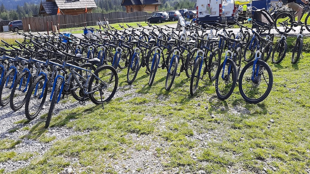 Rzad rowerow przy drodze do Doliny Chocholowskiej