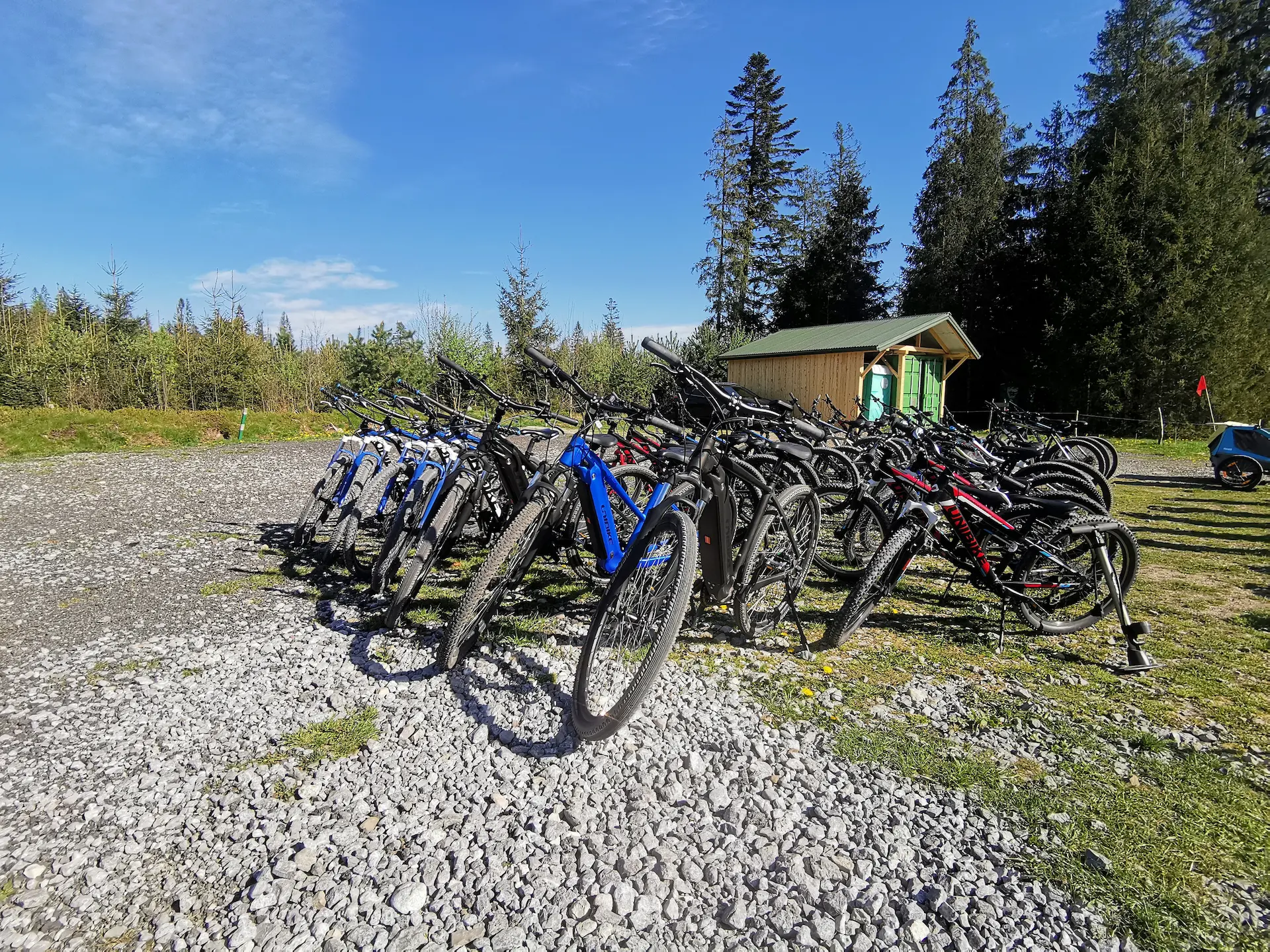 Flota rowerow gorskich przed wypozyczalnia U Asi